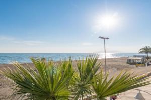 WintowinRentals Bezmiliana Playa en Apartamento con Vistas al Mar en Primera Línea, Rincon de la Victoria