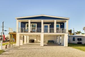 1 Mi to Beach Access Home with Porch in Fort Myers! Guest house, Cape Coral