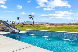 FunZone by VARE Waterslide, Game Space, Putting Green! Guest house, Indio