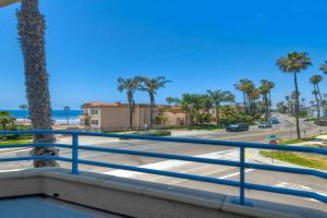 Nomad's Oceanfront Retreat 2B2B Condo Guest house, Oceanside