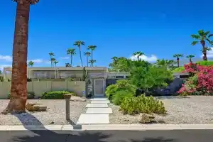 Retro Rendezvous Pool and Spa MidCentury Modern Home Guest house, Palm Springs