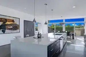 Oranj Door Modern - 4BR Pool, Hot Tub, Large Backyard Guest house, Palm Springs
