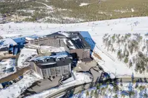 Levi Chalets 1607 Ski-in Ski-out with mountain view and with 2 skipasses, Sirkka