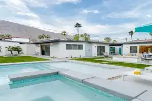 The Retreat on Mesquite - 5BR Perfect Group Getaway Guest house, Palm Springs