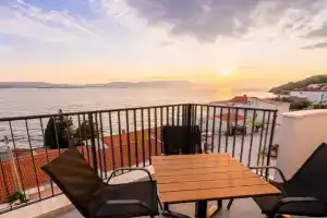 Apartments Sunset, Komarna