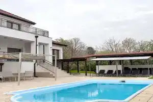 Private Villa with 5BD, Pool & Stunning Sea Views by Flat Manager, Varna