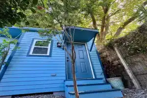 Charming Studio Cabin under Oak tree 2 mins walk to Magazine quiet neighborhood, New Orleans