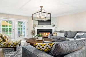 Cozy 2BR Retreat with BBQ, WIFI & Parking Guest house, Raleigh