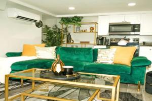 Modern 1BR Unit with Free Parking Walk to Metro Apart-hotel, Washington