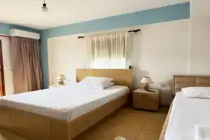 Antonia Rooms Qeparo, Ceparo