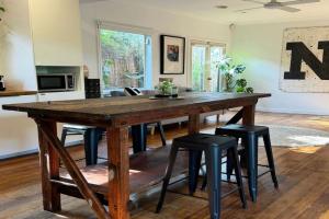 Welcome to The Roy - Family home close to airport and train! Guest house, Melbourne