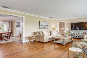 Family Home 5 Mi to Riverwalk and Jaguars Games! Guest house, Jacksonville