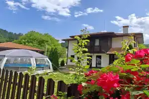 Kshchi za gosti Tepavitsa - Pool & Coworking Guest house, Tryavna