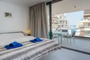 Seaview Suite49 steps to Mackenzie Beach Apartments, Larnaka