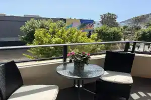 Los Alamos Apartments, Albir