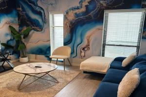 Lightning Luxe Retreat Apartments, Des Moines