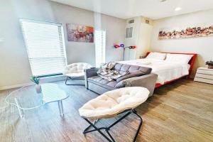 Zesty Orange Abode (438) Apartments, Des Moines