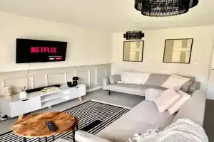 Newcastle Spacious 3-bedroom Semi-detached House with Parking, Sleeps 8, by URBAN PINNACLE STAYS, Newcastle upon Tyne