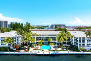 Serene Waterfront 2BR 2BA with Intracoastal Views, Pool, Balcony, Parking Apartments, Boca Raton