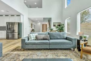 Modern 4 Bedroom Retreat with Enchanting Amenities, Irving