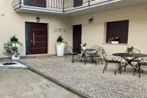 Maison Federica Apartments, Cola