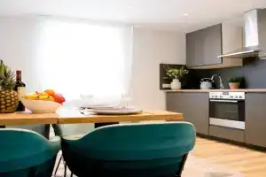 bonquartier - LUXAPT#5 Gemütliches, stilvolles Apartment mit Self Check-In, voll ausgestatteter Küche, Klimaanalage & Parkplatz, Siegburg