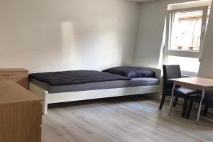 Neu saniert, 7 Personen, direkt an der Autobahn und Mercedes Werk Apartments, Boblingen