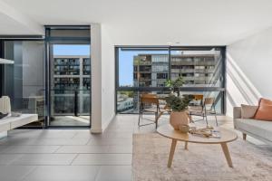 Chic City Escape with Pool, Gym & Parking Apartments, Melbourne
