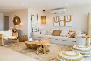 Aelia - Chic 2-BR Apartment & Balcony in Larnaca, Larnaka