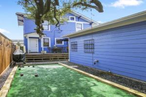 Blue Gumbo Gorgeous and Located a Few Minutes Walk to Beach Guest house, Galveston