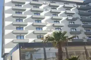 Frederik Apartment Qerret, Golem