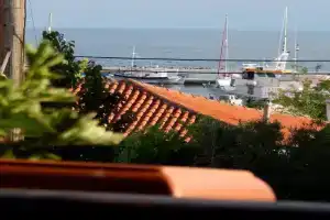 Greek House with seaview,parking and yard with BBQ, Nea Skioni
