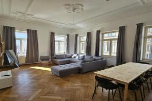 Sehr große Unterkunft mit 6 Schlafzimmern, Küche, Bad und großem Wohnzimmer im Herzen von Apartments, Leipzig