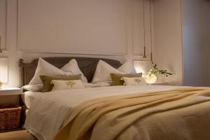 Suite Corti - 1 Min Walk to Lake and Parking Apartments, Cernobbio