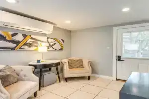 2 Mi to Dtwn Dog-Friendly Apartment, Pensacola
