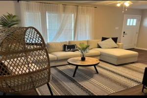 Cozy 2BR with King Bed 3 min to Beach Guest house, Galveston