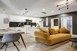 Vibrant 4BR 2BA Retreat in the Plateau Apartments, Laval