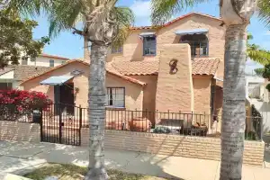 La Brisa - One Block from the Beach Guest house, Long Beach