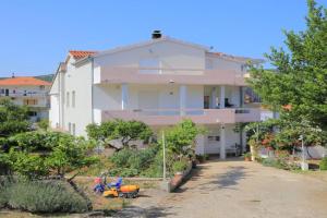Apartments by the sea, Trogir - 24197, Vinisce