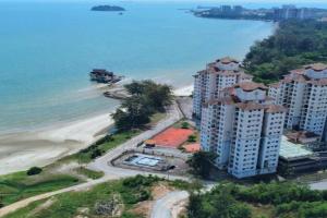 2-5pax Sunshine BeachFront, Wifi, 50"TV, FREE PARKING & POOL Apartments, Port Dickson