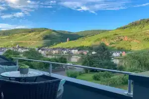 Happy Place Ferienwohnung mit Moselpanoramablick, Dachterrasse und Sauna Apartments, Zell an der Mosel
