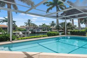 New Listing Updated Waterfront I Walk to Beach Guest house, Marco