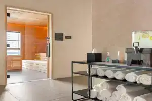 3005 golden305 2BR Apt mins to Wynwood and Brickell w Pool a Gym and PS5 Guest house, Miami