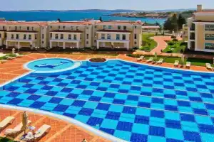 Flores Garden Pool Side and Sea View Apartment, Chernomorets