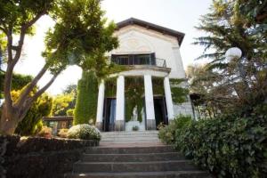 VILLA VISCALORI A garden with pool and see view near Etna, Trecastagni
