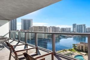 Coastal Luxe Residences - Premium Suites with Pool and Water Views, Hollywood