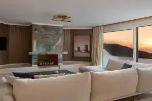 Celestial Blu Penthouse, Ixia