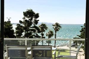THE WATERFRONT APARTMENTS Family Executive Apartment with Bay Views located on the Waterfront - 2407, Geelong