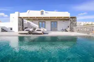 Avan Luxury Villas, Pirgos