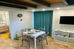 A Casa di Ross, Aci Castello